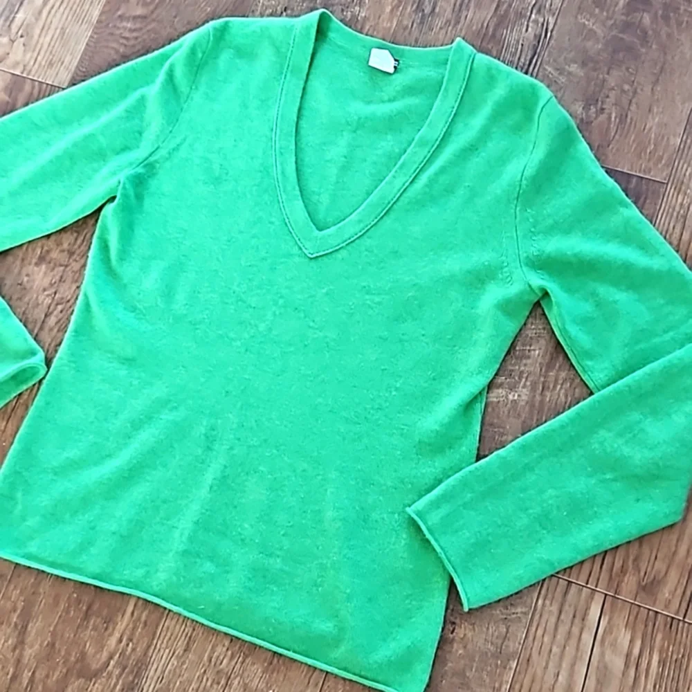 💚 Cashmere Long Sleeved V-Neck Top, Size Medium, Price FIRM